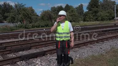 <strong>铁路工人</strong>在铁轨上使用对讲机